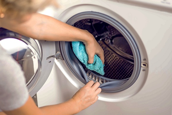 تمیز کردن دور لاستیک ماشین لباسشویی